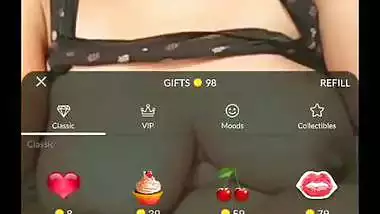 Famous Pakistani bhabhi Labba Khan showing boobs Live