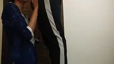 Indian Desi Bhabhi Seduces Electrician While He Is Repairing. Pussy Fuck Hard In Hindi Audio Repair Waale Ne Kiya