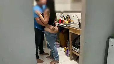 I went to wash the dishes at my brother-in-law's house and he broke into my ass without a condom in