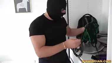 Police wali ne chor ko apne boobs se dhoodh pilaya aur choda