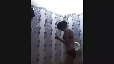 Nice sex video of modest Desi girl who shows XXX assets in bathroom