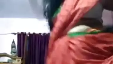 Indian whore gives sex joy to XXX fans flashing a bit her pussy