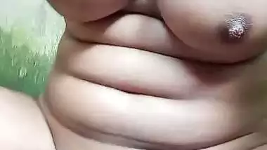 Natural beauty Bengali girl taking nude bath viral MMS