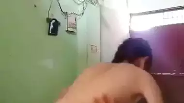 Skinny girl takes a huge dick in an Indian fucking video
