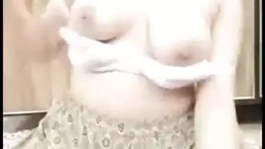 Lecherous Desi babe sticks a toothbrush into her XXX booty for cam