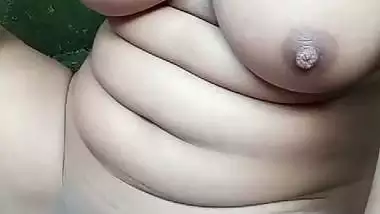 Cute girl outdoor nude video making for boyfriend