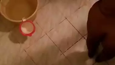 Big botty desi aunty feels comfortable taking a bath in front of a era