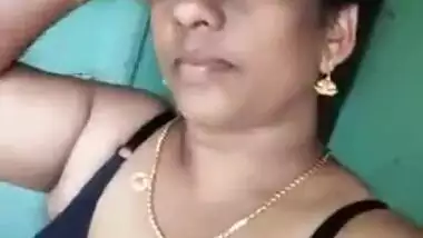 Bored Desi aunty with great XXX assets undresses while waiting for BF