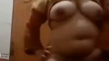 Bhabhi shaking hip during fingering on live cam