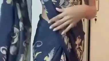 Amateur Indian Desi Girl Does Saree Strip Tease For Her Boyfriend During A Wedding