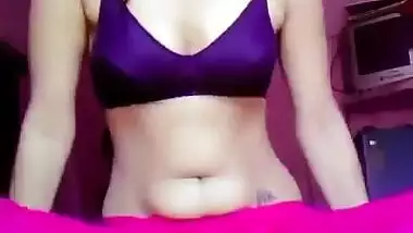 Cute Desi hottie XXX show of her naked boobs is by MMS fans