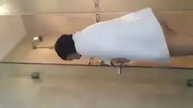 Solo XXX video of adorable Desi girl relaxing fully naked in shower