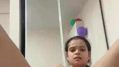 Indian nude babe records her fingering MMS for fun