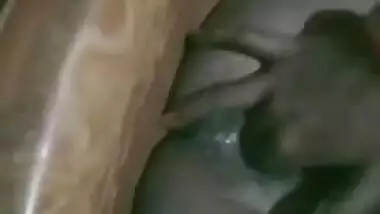 Whore gets it on with fingers in XXX close-up Desi video being