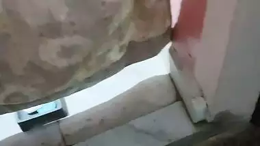 Mature bhabhi bathing naked caught by devar