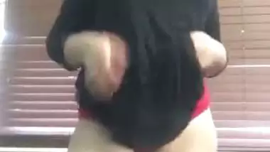 Big ass Paki naked striptease MMS