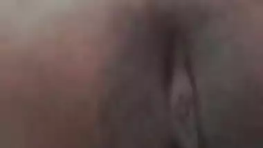 Solo sex show of amazing Desi mom who exposes pussy and touches it