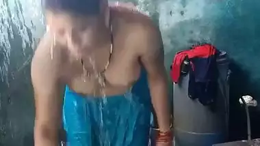 Mature aunty topless bathing caught on camera