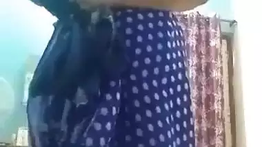 Indian nude lady strips her saree and masturbates