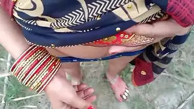 Coition of the Desi woman and XXX partner takes place in the fresh air