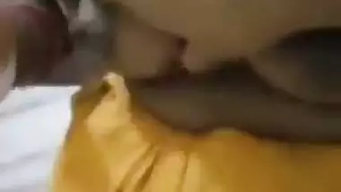 Owner squeezes his maid’s boobs in desi mms