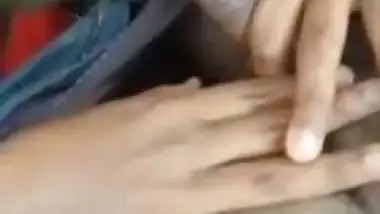 Desi lady sucks her lover’s dick outdoors on the farm