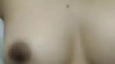 A lot of XXX machos would like to play with this Desi girl's sexy chest