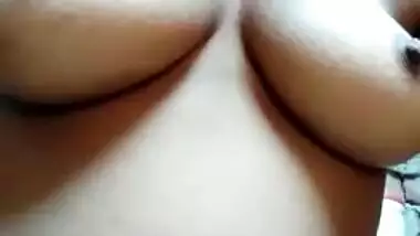 Desi wife captures saggy boobs for home XXX collection and not MMS