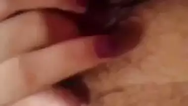 Indian girl nude MMS of a girl fingering her hairy pussy