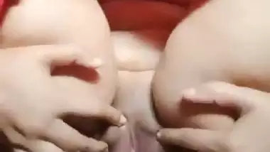 Lady puts a Banana in her cunt in Bangladeshi sex video