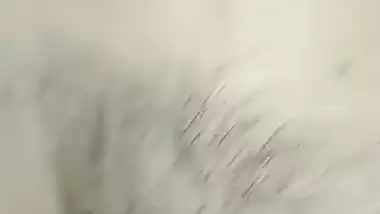 A guy fucks his GF’s pussy in the Hindi sexy bf video