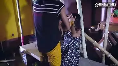 Today Exclusive-pool Me Nahate Hui Ladki Ko Parosi Ke Ladke Ne Raat Ko Chod