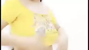 Desi webcam stripper shakes her XXX curves to the music for fans