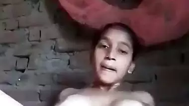 A desi nude Indian girl exposes her naked body in MMS