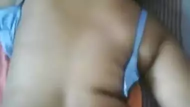 Sperm on Indian mom's back is easy to wipe in amateur sex video