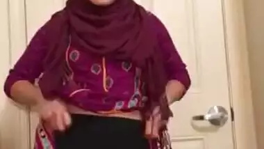 Desi chick makes XXX clip of herself pulling sari up to expose boobs