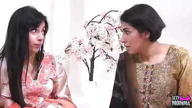 ???? BEAUTIFUL MOMMA - Aaliyah Schools Step Mommy Sahara on Sex Toys