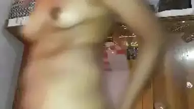 Dehati desi cleaning chut hair using scissors