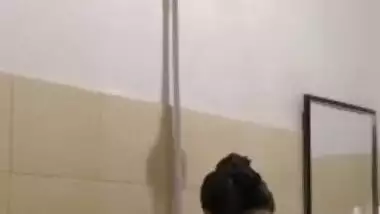 Pretty Desi call-girl takes a XXX bath online posing in a sexy way