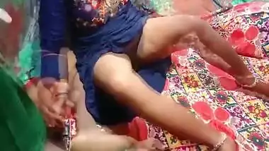 Indian Desi Bhabhi, Indian Bhabhi And Desi Bhabhi In Padosi Kaamwali Bhabhi Ko Ghar Bulakar Kari Chudai