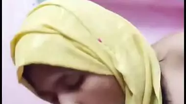 Hijabi girl records her nude MMS, sucking stepbrother’s dick
