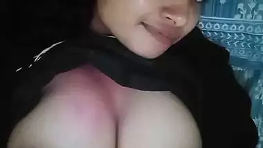 Massive tits village girl shows topless body viral clip