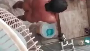 Secret watching this beautiful Desi aunty bathing nude outdoor and singing, Mms video
