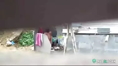Neighbor on a era caught aunt taking a bath on the outdoor naked