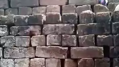 Sexy 18-year-old desi girl’s erotic bathing video