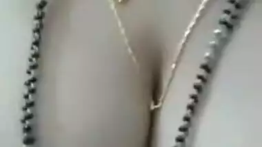 One look at wife's XXX decollete makes Indian fellow in mood for sex