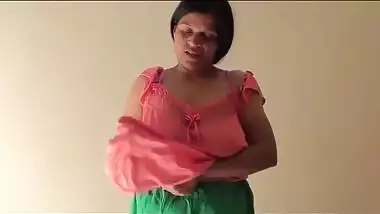 Mature Desi woman takes her sari down and exposes XXX parts in sex video