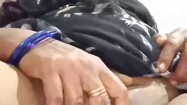 Busty aunty fingering viral xxx pussy showing